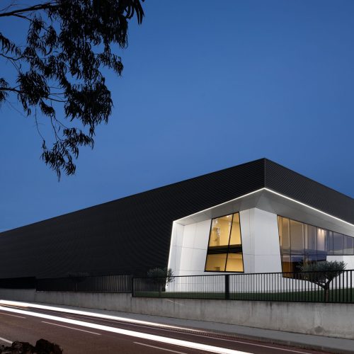 (projeto) em (local) do atelier de arquitetura (arquiteto) com fotografia de arquitetura Ivo Tavares Studio