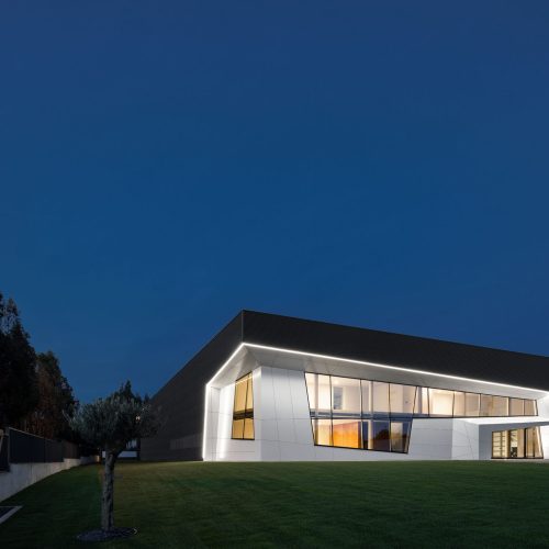 (projeto) em (local) do atelier de arquitetura (arquiteto) com fotografia de arquitetura Ivo Tavares Studio