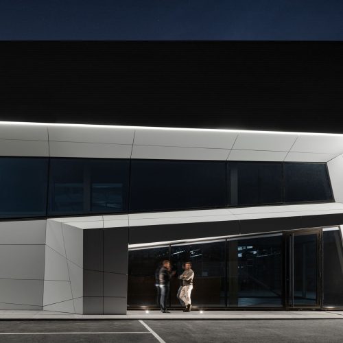 (projeto) em (local) do atelier de arquitetura (arquiteto) com fotografia de arquitetura Ivo Tavares Studio